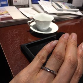 【JEWELRY  KAMATA(ジュエリーかまた)の口コミ】 婚約指輪と重ね付けした時のフィット感を重視して探していました。真ん中…