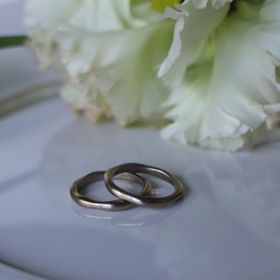 【atelier ST, CAT(アトリエ エスティーキャット)の口コミ】 私達はこのシンプルさとデザインに惚れこの指輪にしました。
あんまり主張…