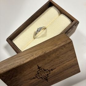 【PORTADA(ポルターダ)の口コミ】 彼から婚約指輪を頂きました。
メインのダイヤと両サイドに小さめのダイヤ…