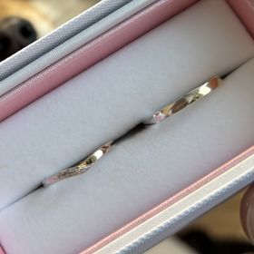 【nocur(ノクル)の口コミ】 私は特別な日には婚約指輪と重ね付けしたかった為V型のリングにしました。…