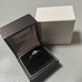 【アイプリモ(I-PRIMO)の口コミ】 左右に位置するメレダイヤが中心のダイヤモンドをより一層引き立たせるデ…