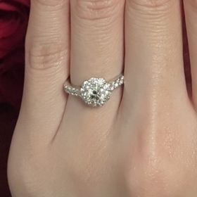 【グラフ(GRAFF)】の口コミ ダイヤの周りをメレダイヤで囲っており、カラット数より見た目がボリューム...