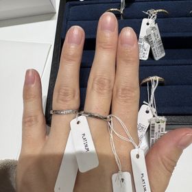 【4℃ BRIDAL(ヨンドシーブライダル)】の口コミ プラチナの柔らかなひねりで指に流れるようなデザインとなっており、流れに...