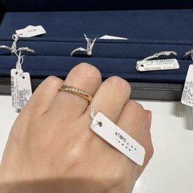 【4℃ BRIDAL(ヨンドシーブライダル)】の口コミ ライン状になめらかに全面にメレダイヤモンドが入っていて、存在感がありま...