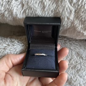 【ラザール ダイヤモンド(LAZARE DIAMOND)の口コミ】 シンプルすぎないデザインで特別感もあり気に入りました。つけた時にリン…