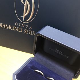 【銀座ダイヤモンドシライシの口コミ】 とても軽く細身のデザインで自分の指の形にあっていて1年ごとにダイヤモン…