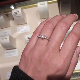 【ケイウノ ブライダル(K.UNO BRIDAL)の口コミ】 クラシカルな雰囲気が好きで、こちらを試着させてもらいました。
ダイヤが…