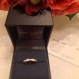 【ラザール ダイヤモンド(LAZARE DIAMOND)の口コミ】 ありきたりなデザインでもなく、個性的過ぎない、ダイヤの爪が引っ掛かっ…