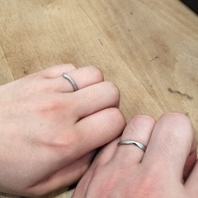 【ENUOVE(イノーヴェ)の口コミ】 お互いの指輪の見た目を揃えるため、女性用には全面マット加工、男性用に…