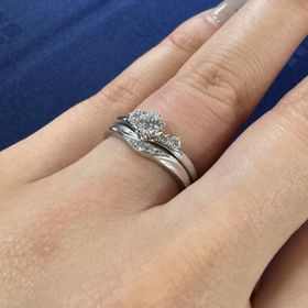 【銀座ダイヤモンドシライシの口コミ】 Vカットのデザインが指が細長く見えるのでとても素敵でした！私はダイヤの…