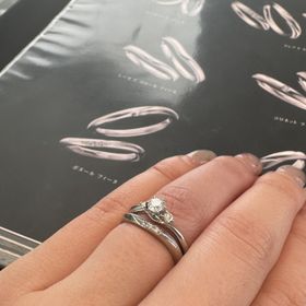 【エクセルコダイヤモンド(EXELCO DIAMOND)の口コミ】 メインのダイヤを引き立たせるようなウェーブのデザインが素敵でした！サ…