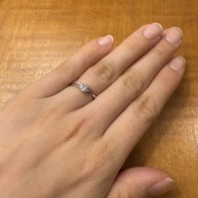 【俄(にわか)の口コミ】 雪の結晶をモチーフにしたデザインで、ダイヤモンドが六角形にカット・留…