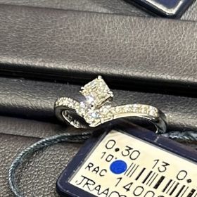 【ROYAL ASSCHER(ロイヤル・アッシャー)の口コミ】 シャープな形で指を綺麗に見せてくれる効果が期待できたことと、ロイヤル…
