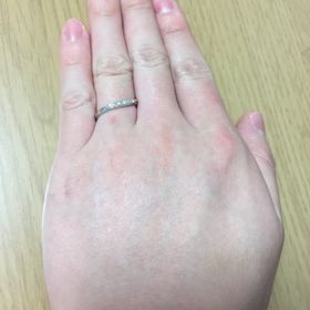 【ラザール ダイヤモンド(LAZARE DIAMOND)の口コミ】 自分達はシンプルなものが良かったので、少しカーブしているデザインの指…
