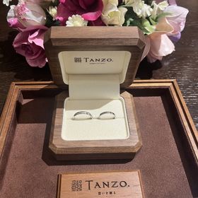 【TANZO.(鍛造指輪)の口コミ】 ・ミル打ちにして統一感をだした。
・ダイヤが少なくてもミル打ちのおかげ…