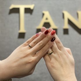 【TANZO.(鍛造指輪)の口コミ】 グリーンゴールドとコーラルゴールドのコンビで、
周りに段差をつけました…