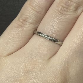 【アイプリモ(I-PRIMO)の口コミ】 細身で、婚約指輪との重ね付けも考えストレートのデザインを探していたと…