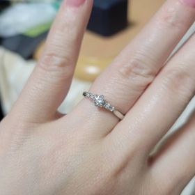 【銀座ダイヤモンドシライシの口コミ】 デザインはシンプルなプラチナリングに、中央にダイヤモンドとその左右に…