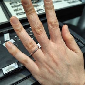 【ラザール ダイヤモンド(LAZARE DIAMOND)の口コミ】 デザインが決めて。
ダイヤモンドがキラキラしていたのと、ウェーブデザイ…