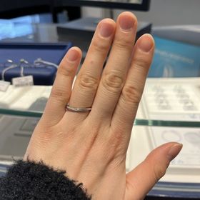 【銀座ダイヤモンドシライシの口コミ】 ダイヤモンドが付いていないものにしようか迷ったが、いくつか試着すると…