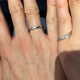 【銀座ダイヤモンドシライシの口コミ】 3ミリ以下で、流れるようなデザイン、石も斜めに綺麗に入っています。また…