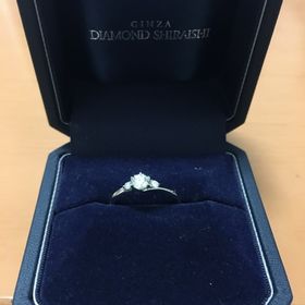 【銀座ダイヤモンドシライシの口コミ】 デザインがシンプルで普段から付けられそうなところが気に入りました。
予…