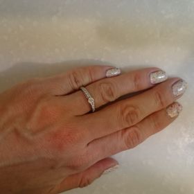 【ラザール ダイヤモンド(LAZARE DIAMOND)の口コミ】 普段使いができてツメの部分が引っかからない埋め込みタイプのデザインを…