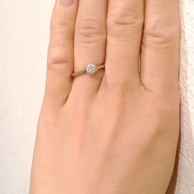 【銀座ダイヤモンドシライシの口コミ】 ダイヤモンドがキレイに見えるデザインだったことです。
台座部分に空間が…