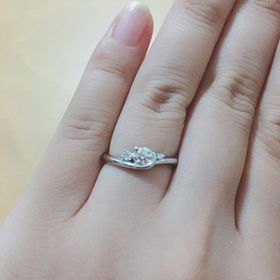 【Foulason(フレゾン)の口コミ】 結婚指輪と婚約指輪を重ねづけできるデザインのものを探していて、試着し…