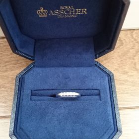 【ROYAL ASSCHER(ロイヤル・アッシャー)の口コミ】 プラチナリングにダイヤが5石ついたシンプルなリングで、年齢や場所を問わ…