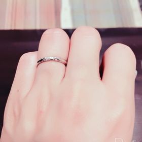 【エクセルコダイヤモンド(EXELCO DIAMOND)の口コミ】 斜めに入っているダイヤの横に小さなダイヤが入っていて、上品なデザイン…