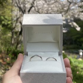 【Toi-lueur(トワル)】の口コミ 少しカーブがかったデザインになっているので、どの角度から見てもダイヤモ...