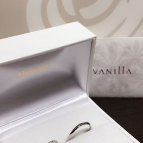 【Mariage ent(マリアージュエント)の口コミ】 特徴的なデザインで決めました。
綺麗な曲線と細身のリングがとても気に入…