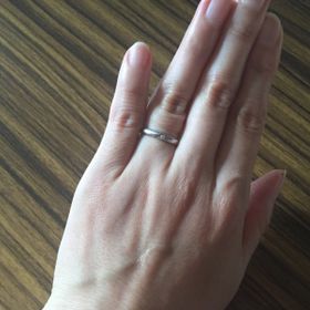 【ラザール ダイヤモンド(LAZARE DIAMOND)の口コミ】 主人も私も指が短いため、少しでも指が長く見えるデザインのものを探しま…