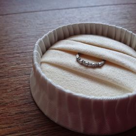 【agete(アガット)の口コミ】 デザインが良かったです。婚約指輪というと一粒ダイヤのようなデザインが…