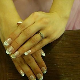 【銀座ダイヤモンドシライシの口コミ】 決め手は斜めに入ったダイヤのデザインです。派手でなくシンプルなデザイ…