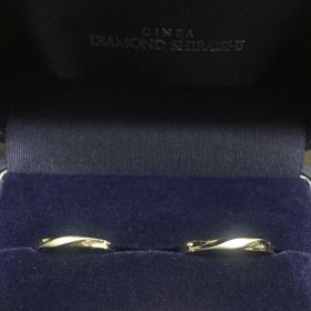【銀座ダイヤモンドシライシの口コミ】 形はシンプルなストレートで、婚約指輪との重ね付けが楽しめるようなもの…