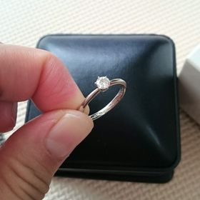 【ROYAL ASSCHER(ロイヤル・アッシャー)の口コミ】 百貨店を中心にさまざまな指輪を見に行きましたが、店頭でひときわダイヤ…