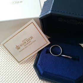 【ROYAL ASSCHER(ロイヤル・アッシャー)の口コミ】 婚約指輪と重ね付けできるものがいいと思い、ストレートのラインの指輪を…