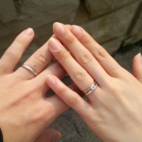 【銀座ダイヤモンドシライシの口コミ】 婚約指輪はプロポーズの時にもらっていて、とてもシンプルで気に入ってい…