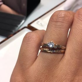 【AMOUR AMULET(アムール・アミュレット)の口コミ】 メレダイヤの入っている婚約指輪を探していました。
当初は、Vラインもし…