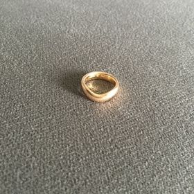 【ティファニー(Tiffany & Co.)の口コミ】 色味がピンクゴールドなのですが、結婚指輪でありきたりのシルバーや、目…