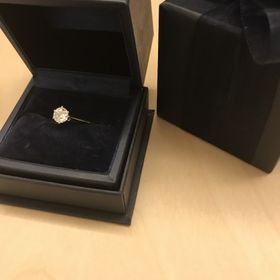 【銀座ダイヤモンドシライシの口コミ】 たてづめが良かったのでピッタリです！その指輪のヒストリーだったりダイ…