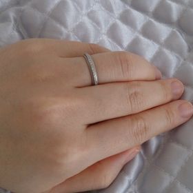 【4℃ BRIDAL(ヨンドシーブライダル)の口コミ】 全体にミル打ちが施されたクラシカルなデザインに惹かれました。ハーフエ…