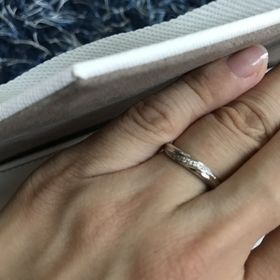 【銀座ダイヤモンドシライシの口コミ】 旦那がすごく気に入ったため購入を決意しました。
旦那の要望はリングが太…