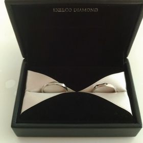 【エクセルコダイヤモンド(EXELCO DIAMOND)の口コミ】 シンプルすぎず、かつ、飽きが来ないようなデザインで選びました。
夫婦で…