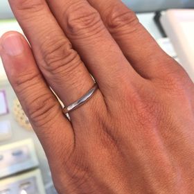 【CAFERING(カフェリング)の口コミ】 細身の指輪のモデルをお探しの方にはオススメだと思います。
よく見ると少…