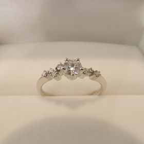 【HOSHI no SUNA 星の砂(ほしのすな)の口コミ】 たくさん試着した中でこの指輪にビビッときました！！
メレダイヤが流れる…