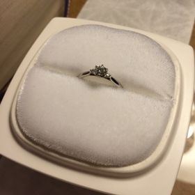 【俄(にわか)の口コミ】 メインのダイヤモンドの横に小粒のダイヤモンドが寄り添ったデザインが気…