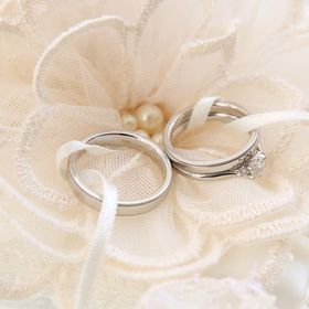 【LUCIE(ルシエ)の口コミ】 パッと見た印象はシンプルだけど、ふちにミル打ち加工が施されているデザ…